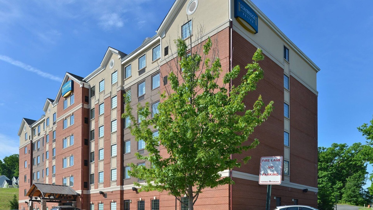 Aquia Harbour Condo | Queen Suite in Stafford! Shared Indoor Pool + 24h Business Center