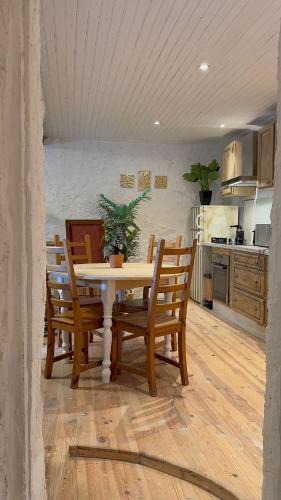 Auvers-sur-Oise House | Quelques part à Auvers sur oise, Spacieuse Maison, Calme, Terrasse, 8 pers, Wifi