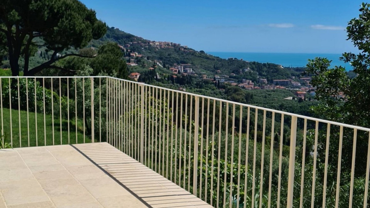 Pugliola House | "Quercia": 2 BDR, AC, Seaview, Pool, Tennis, plus Private Garage in Lerici!