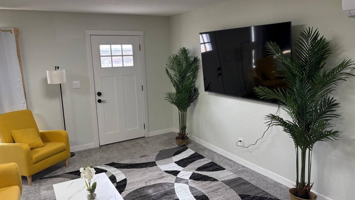 Lingle House | Quick Escape 2 Bedrooms n Lingle, Wy! with free Wifi & Parking