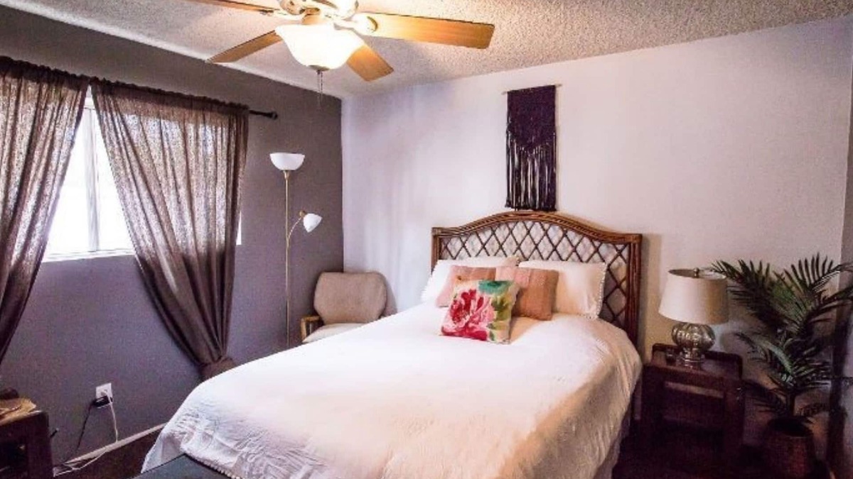 Oleander - Sunset House | Quiet 1 Bedroom Townhouse in Midst of Downtown Bakersfield and Across Beale Park