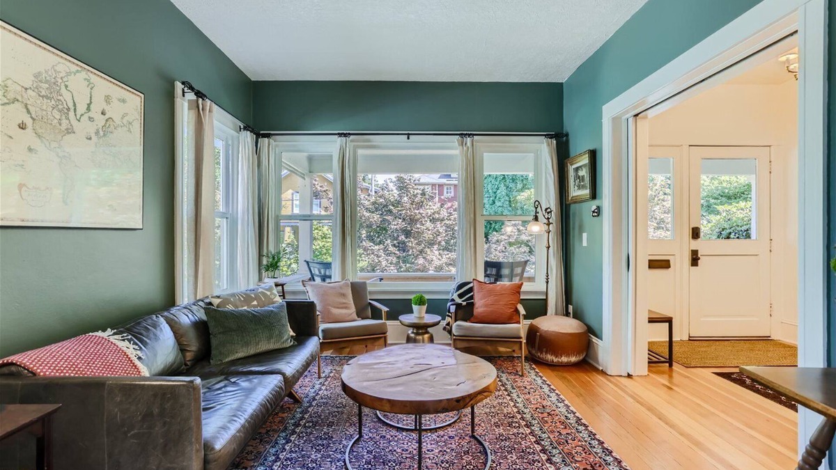 Belmont House | Quiet 2-bedroom Craftsman in SE Portland with central AC and 2 King beds