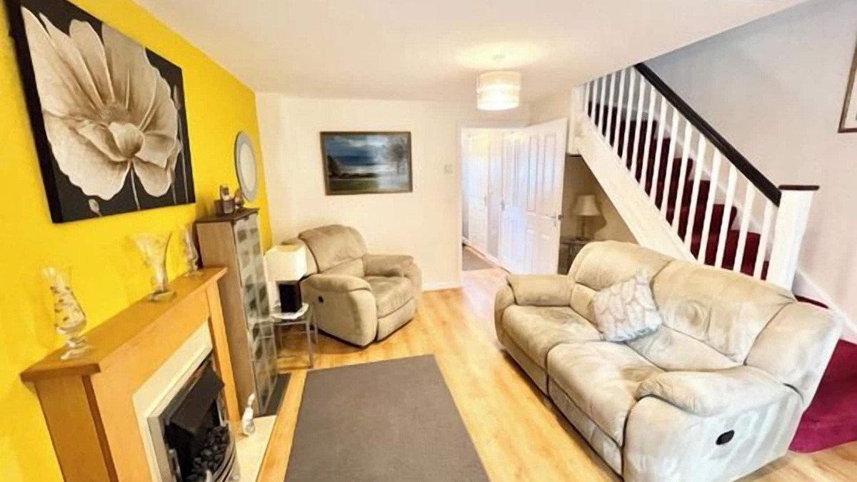 Penderry House | Quiet 2bedroom Home-Garden-Parking-Family Friendly