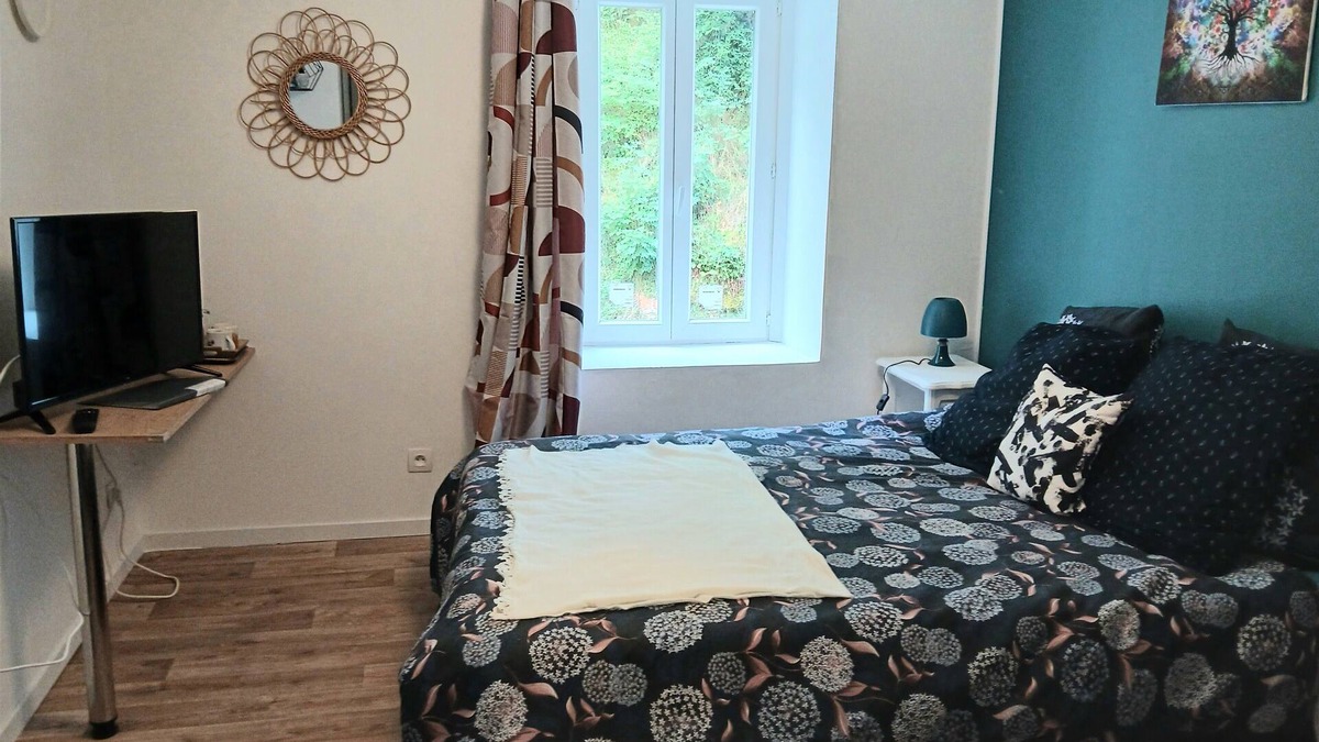 Saint-Nectaire Bed & Breakfast | Quiet 3-person family room facing the forest, ideal for families