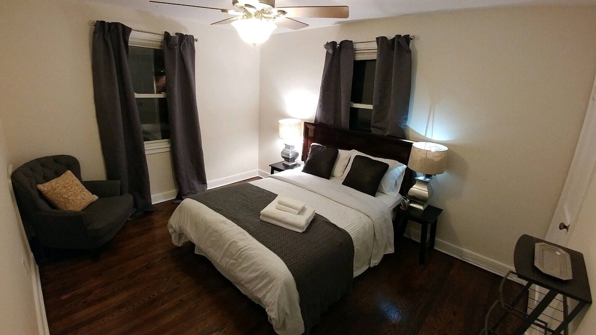 Southeast House | Quiet 3 Story House.20 Min Drive to Everything