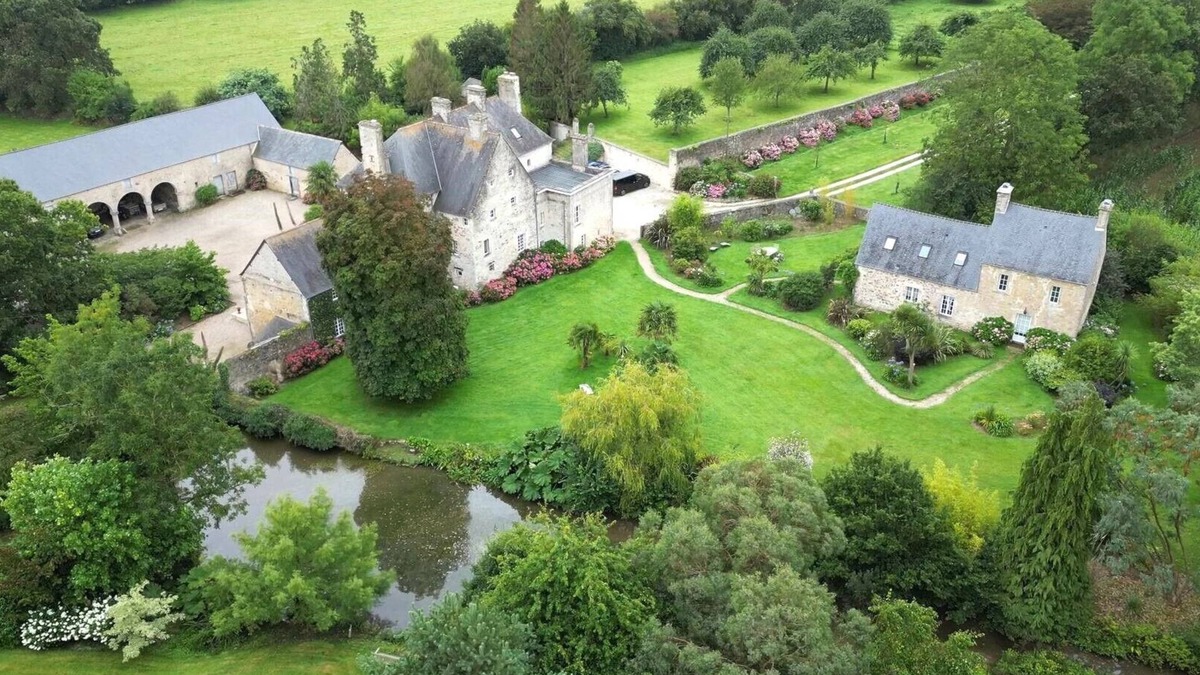 Valognes House | Quiet 4-star cottage on 2.5ha grounds 15km from the sea.
