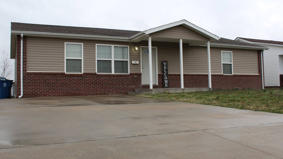 Joplin House | Quiet and Comfortable! 5 minutes away from parks/hospitals