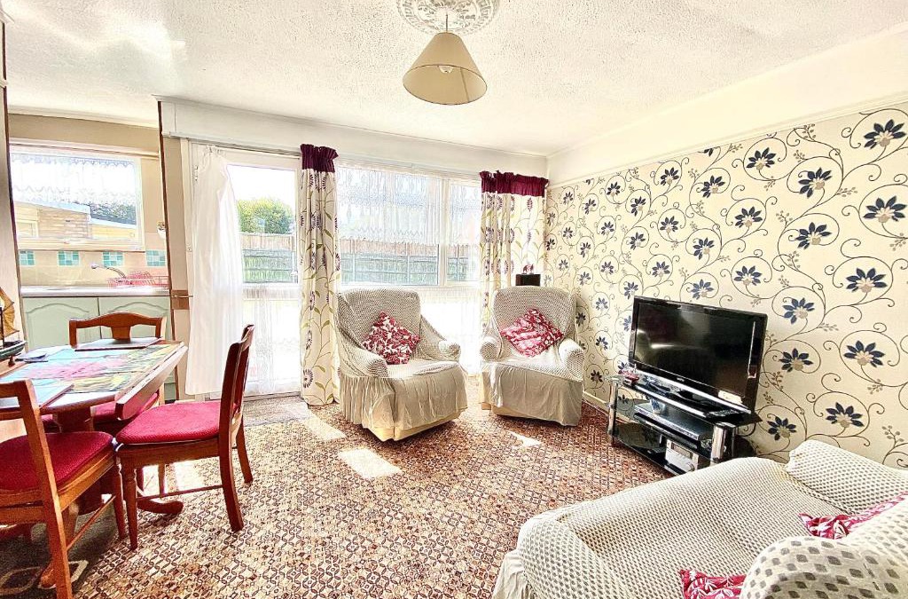 Great Yarmouth House | Quiet and Comfy 2- bedroom Holiday Chalet, walk to the beach, Norfolk