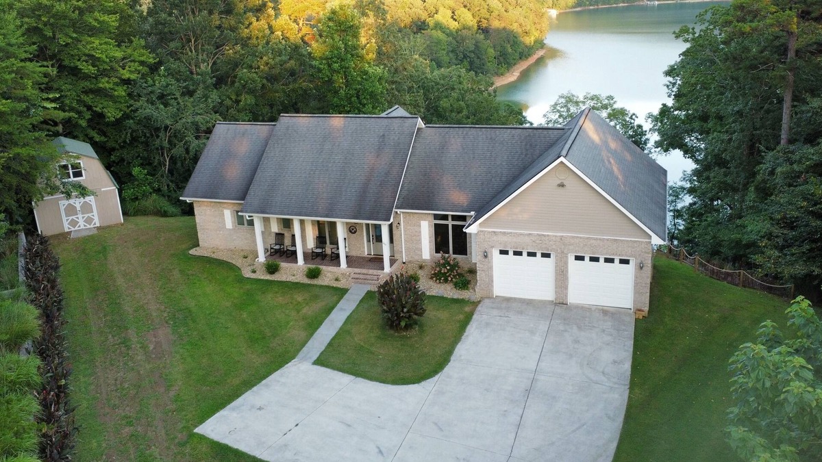Caryville House | Quiet and Convenient Lakefront Home