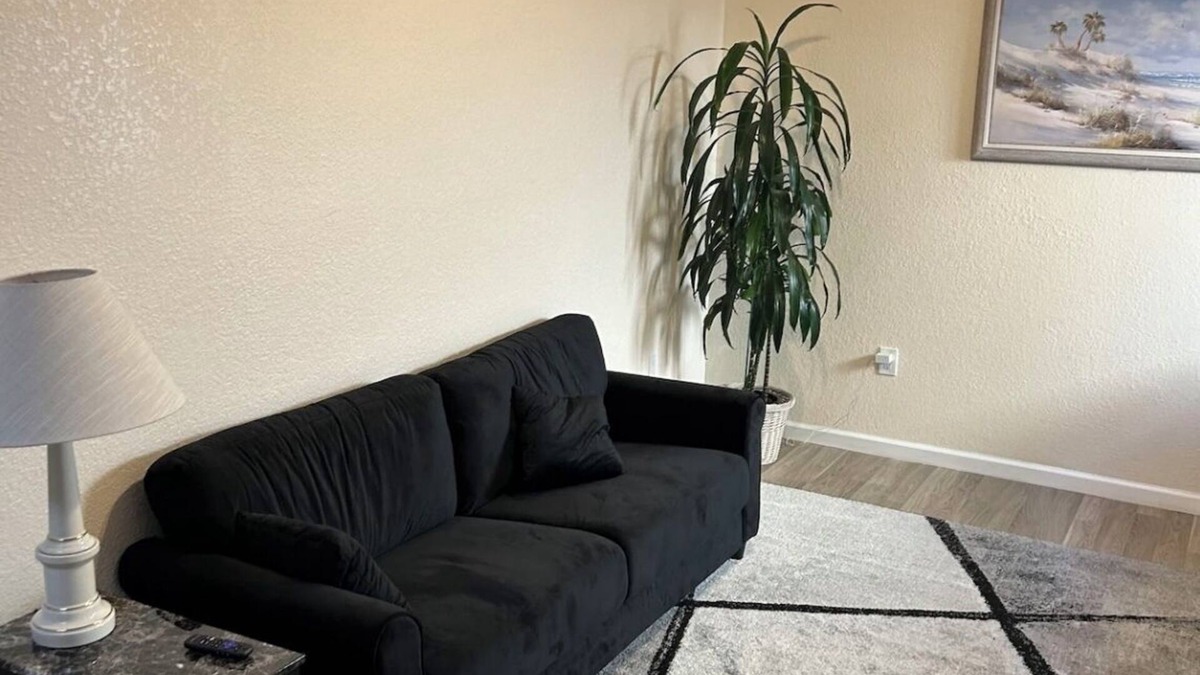 Seaside Apartment | Quiet and Cozy 1 Bedroom Apartment close to the beach!