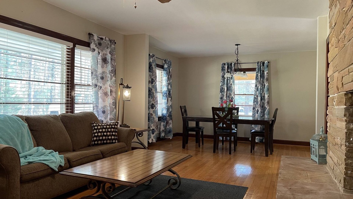 Seneca House | Quiet and peaceful. 3 mins to stores and 7 mins to Keowee. 15 mins to Clemson