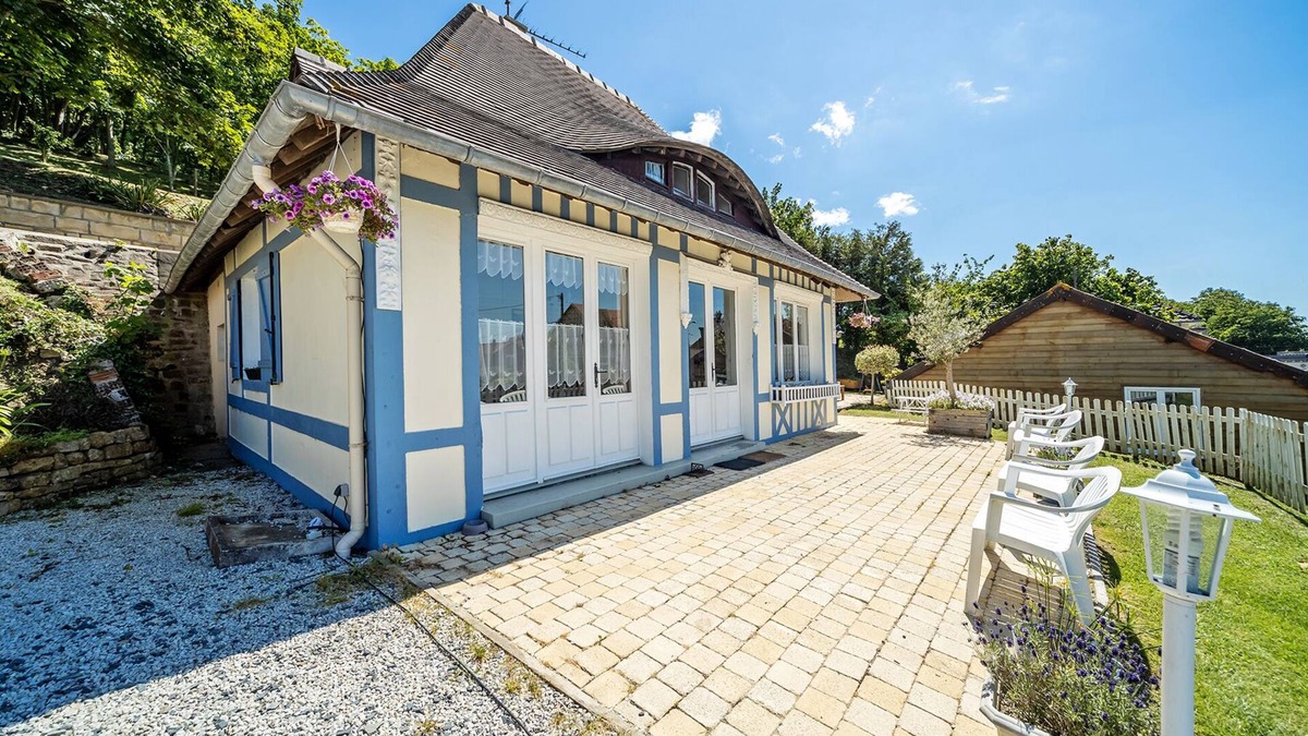 Le Port House | quiet and pleasant holiday home - ancient pottery