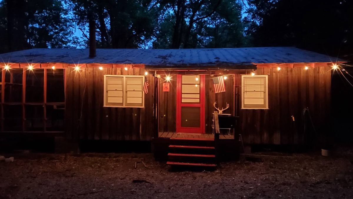 Tignall Cabin | Quiet and secluded rustic/vintage cabin near Clarks Hill Lake and Lake Russell