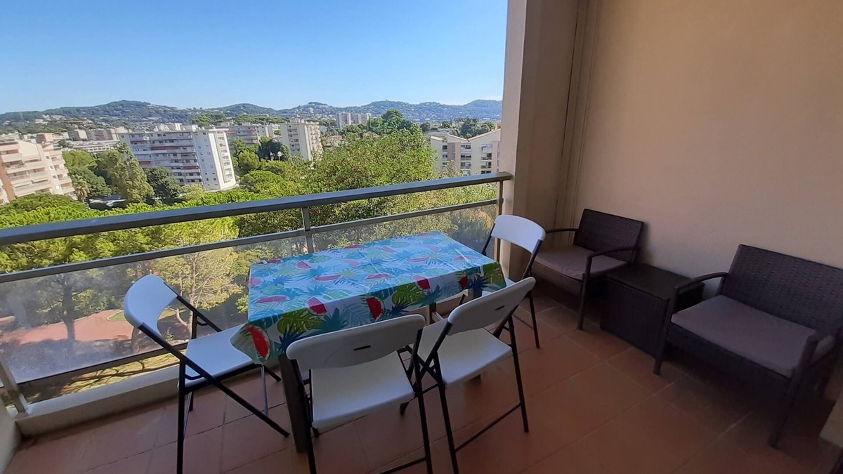 Le Cannet Apartment | Quiet apartment crossing