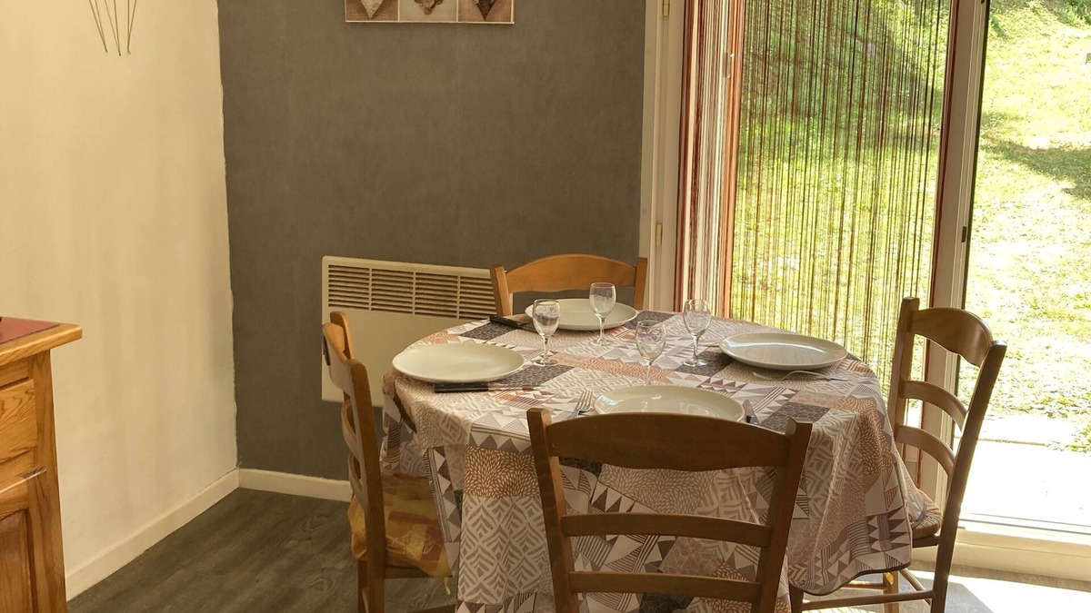 Esquieze-Sere Apartment | Quiet, bright apartment 250m from the town center!