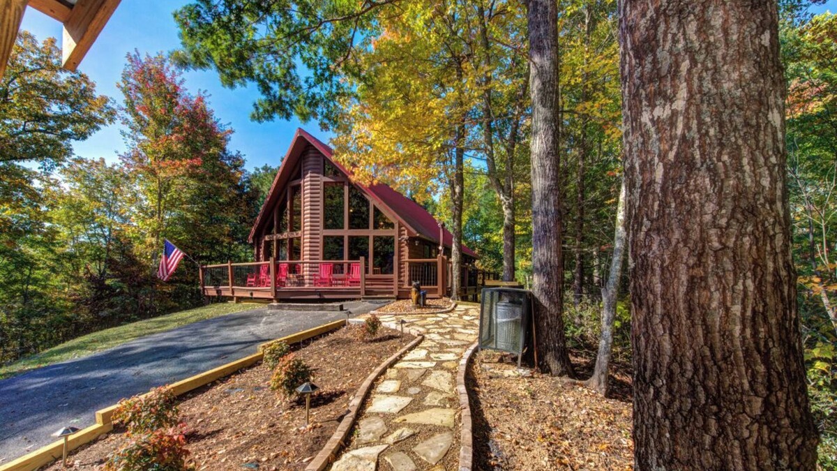 Kodak Cabin | … Quiet Cabin Getaway … Close to Town … Hot Tub …