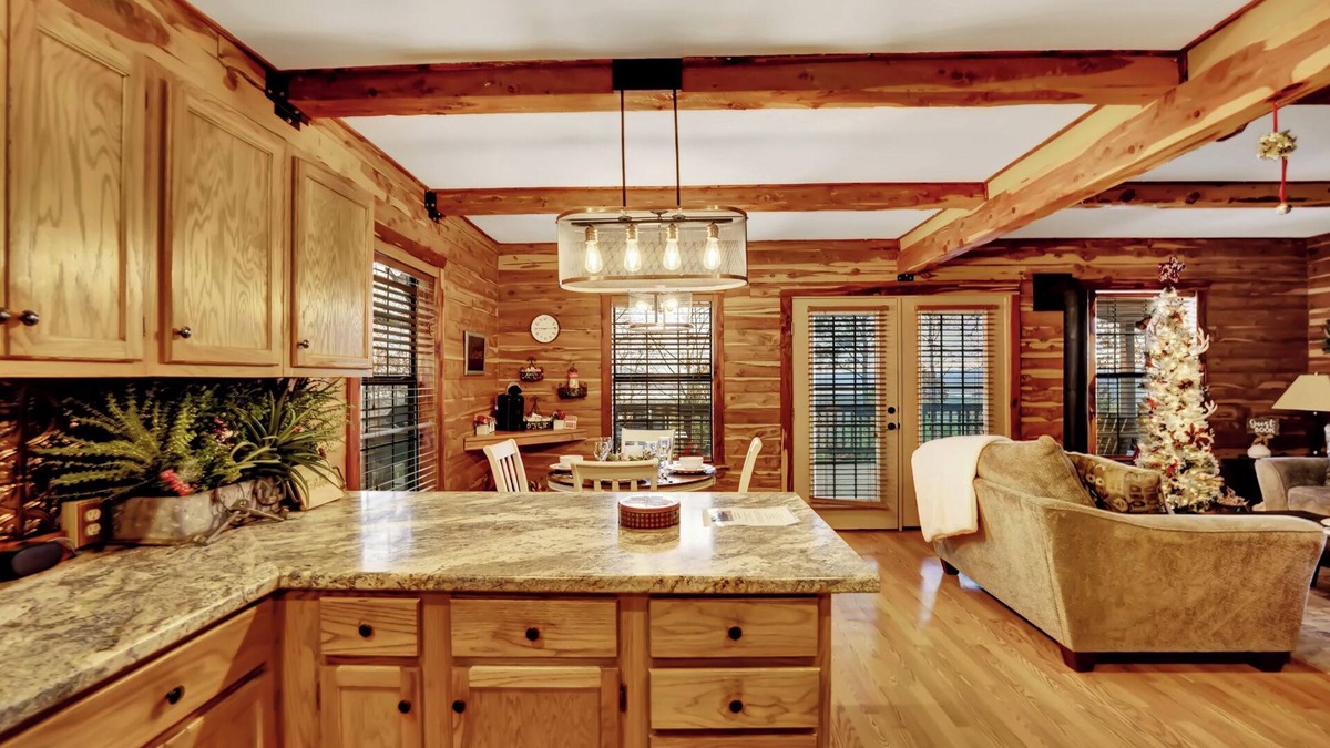 Tuskahoma Cabin | Quiet Cabin w/Hot Tub and a View