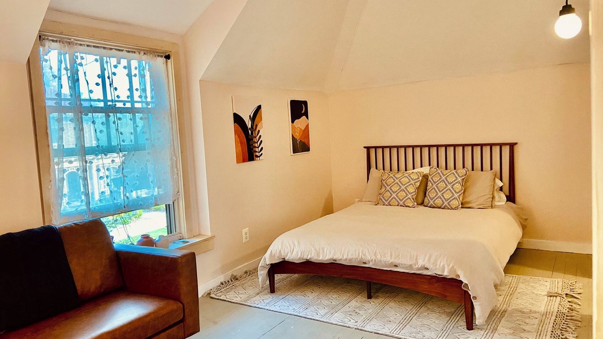 Detroit Apartment | Quiet carriage house in historic Detroit neighborhood - 10 minutes from downtown