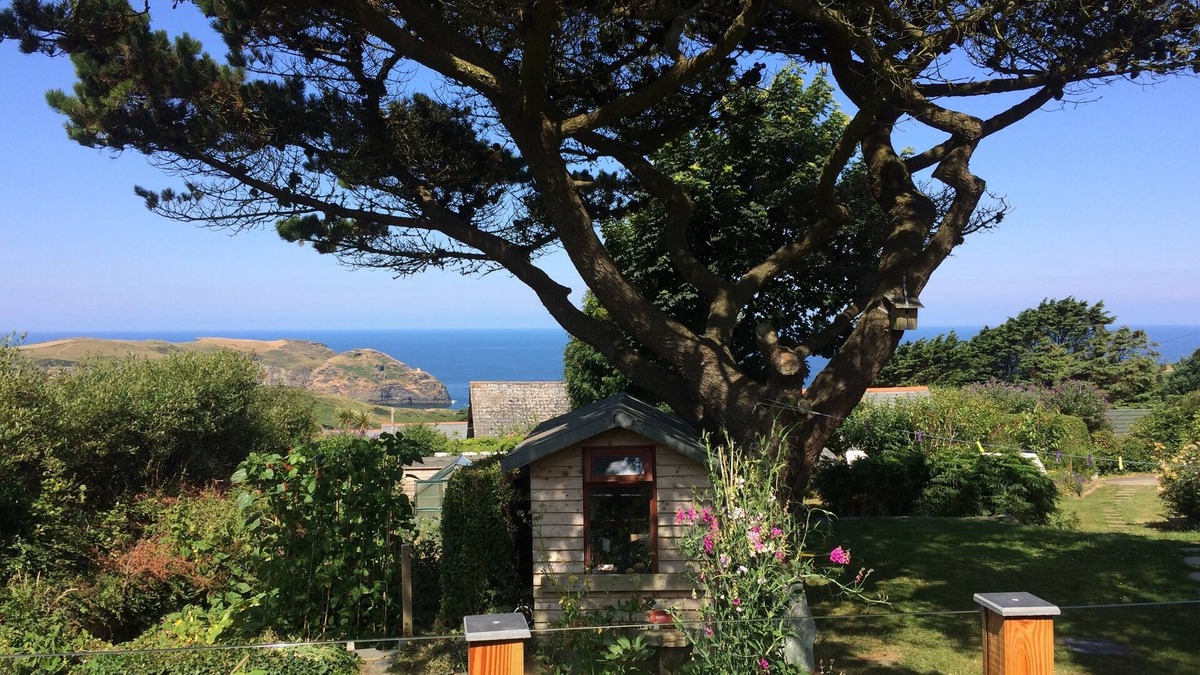 Tintagel Ski Chalet | Quiet chalet with beautiful rural and sea views near St Nectan's waterfall.