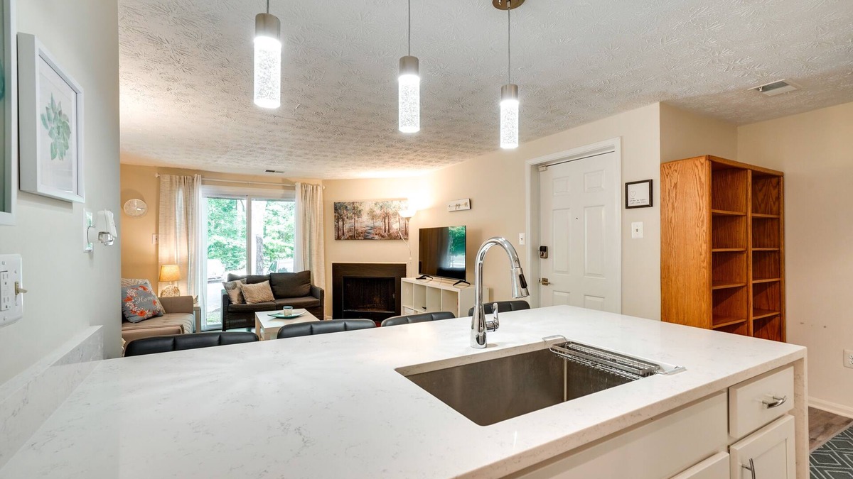 Columbia Condo | Quiet Columbia Condo Near Parks & Pool!