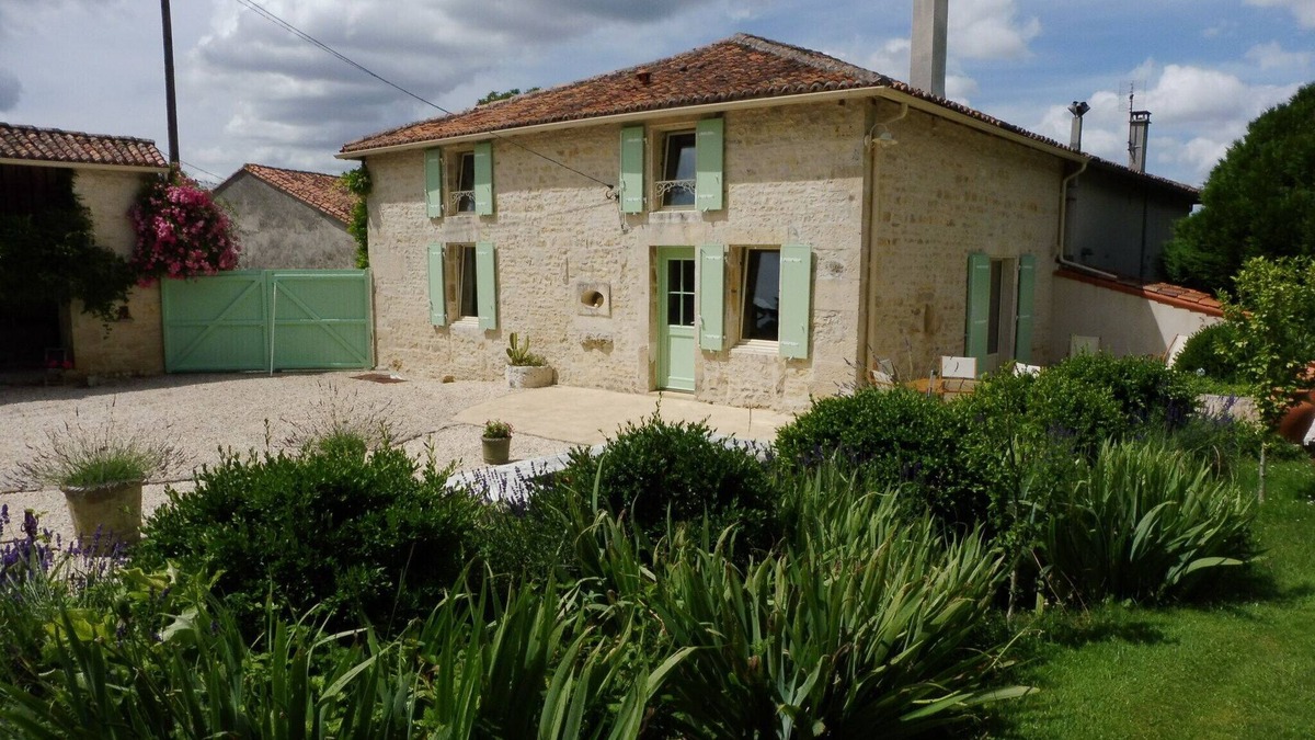Cellefrouin House | QUIET COMFORTABLE WITH RELAXING POOL FOR 6 TO 8 PEOPLE