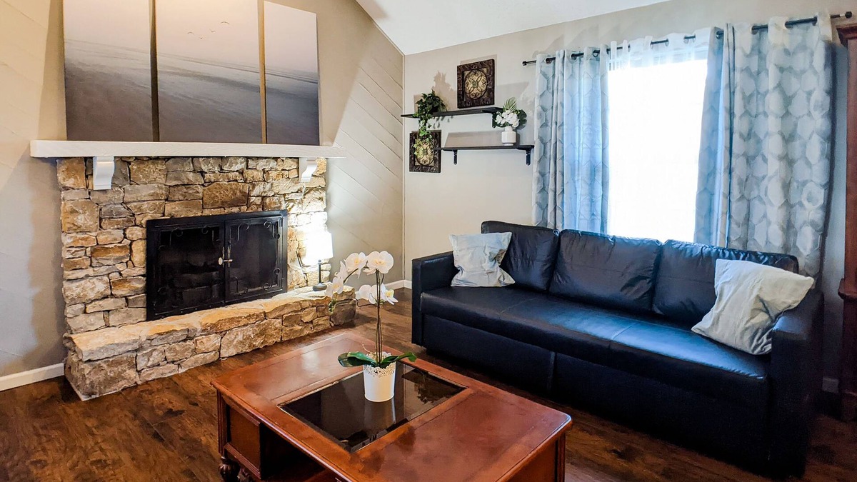 Mission House | Quiet, comfy and spacious 3 bedroom home in KC