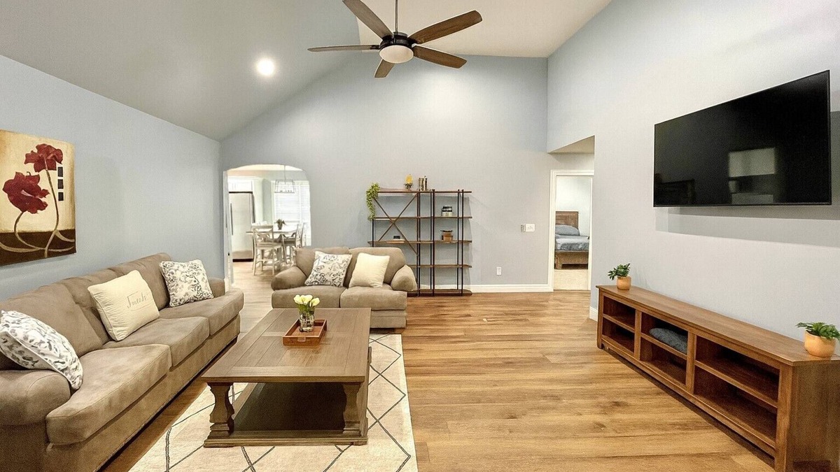 Bowling Green House | Quiet, Convenient, Spacious, and Fully Equipped