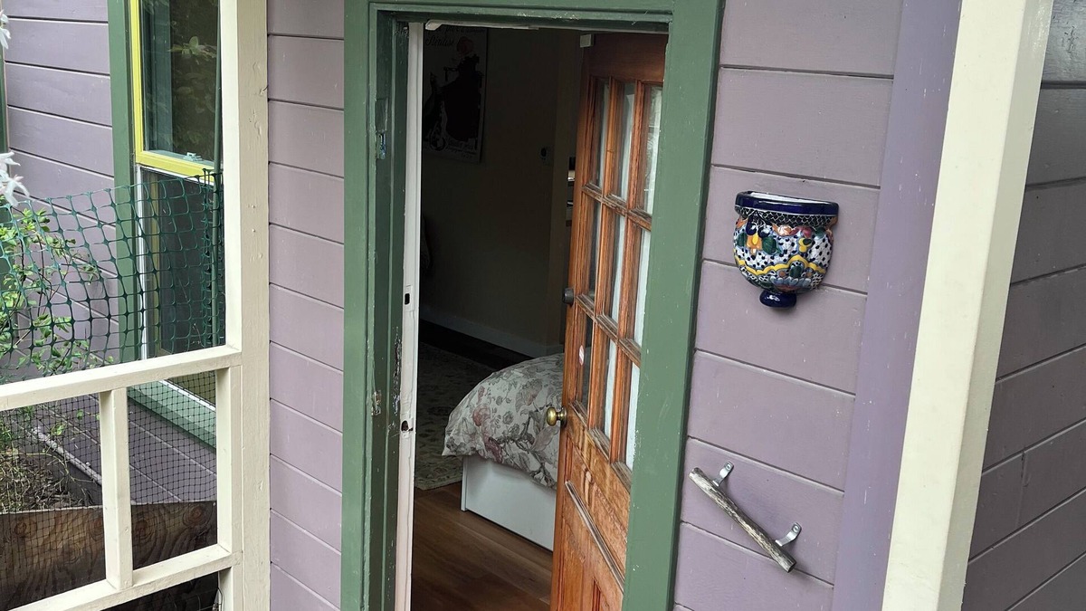 Lincoln Highlands Cottage | Quiet Cottage on the Lane Close to SF, Parks, Redwoods, Zoo, BART and the Ferry!