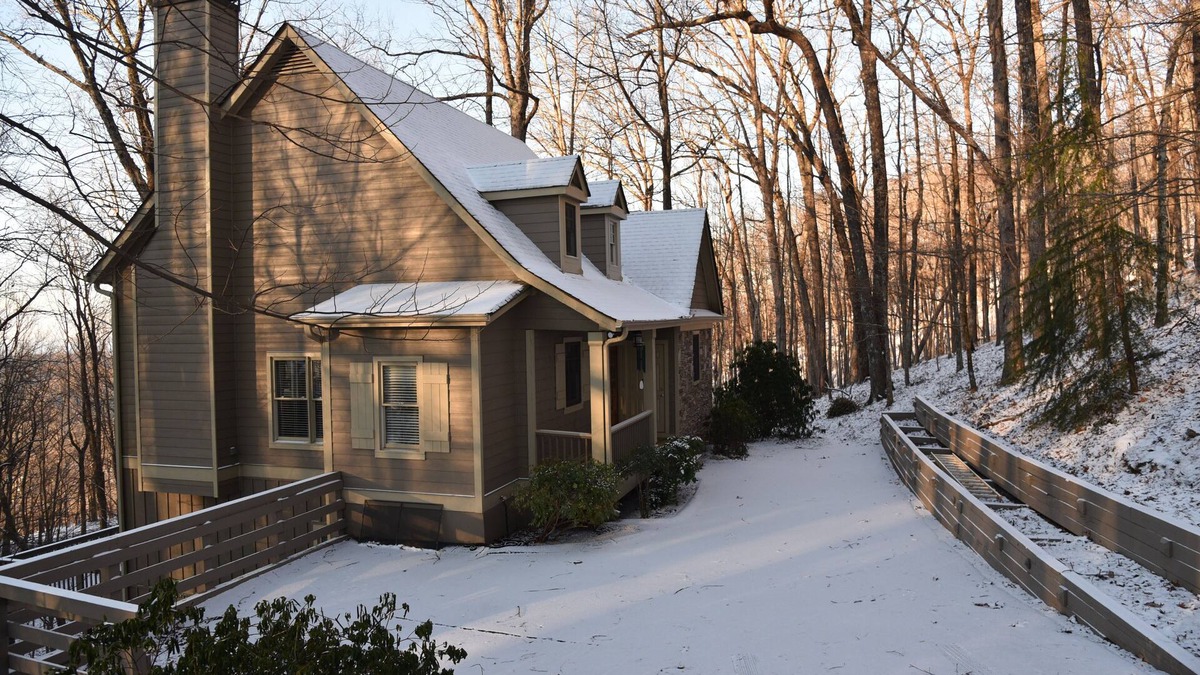 Big Canoe Cabin | Quiet, Cozy, Big Canoe GA, Mountain Cabin. With a gorgeous view of nature.