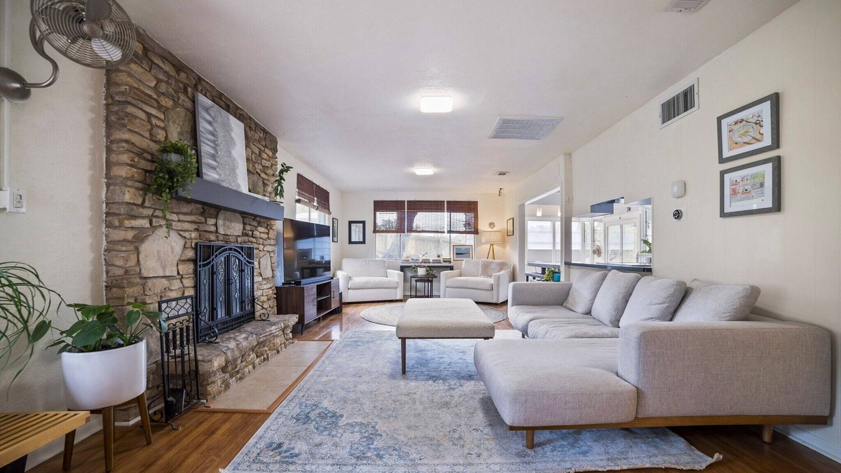 Leander House | Quiet & Cozy Retreat with Fireplace