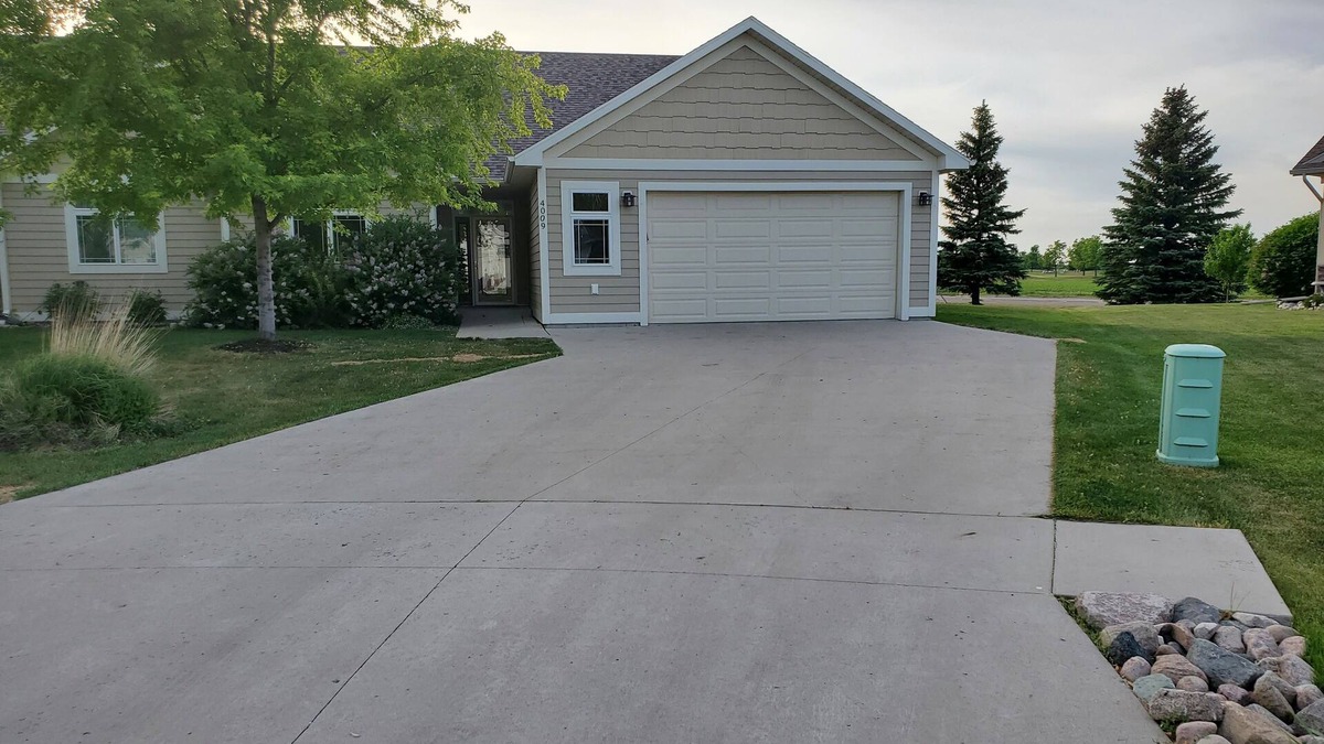 Moorhead House | Quiet cul-de-sac home with golf course views