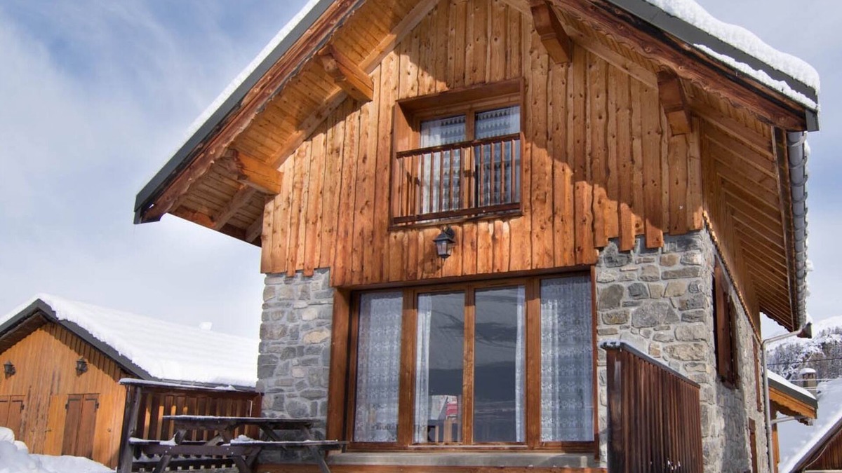 Valloire Ski Chalet | Quiet, detached chalet close to ski lifts