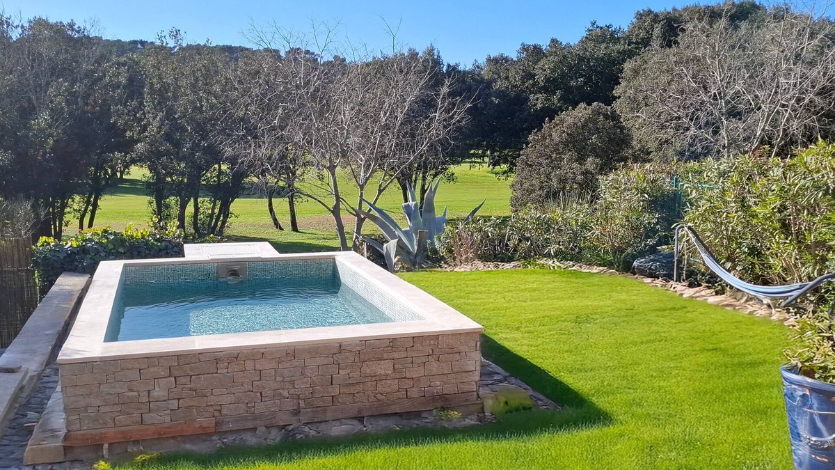 Garrigues Villa | Quiet, facing the golf course, 5 minutes from the town center, very central