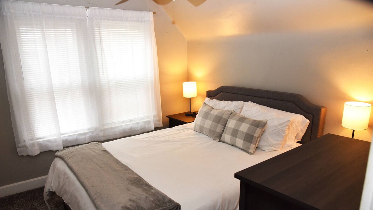 Burlington House | Quiet Family-Friendly 2 bedroom One Bathroom