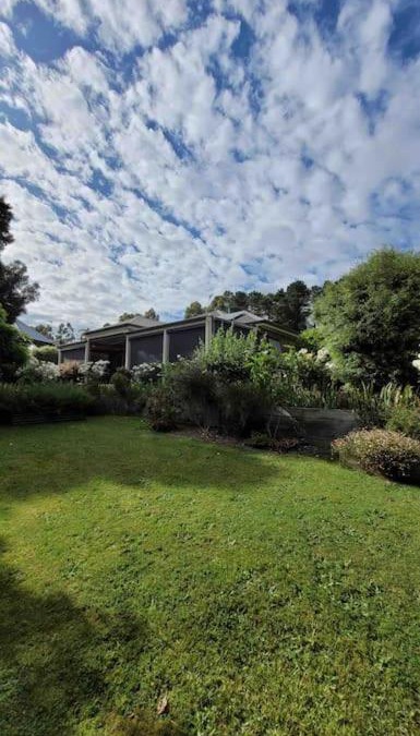 Ballarat East Apartment | Quiet family retreat getaway - Wildlife Park, Sovereign Hill, Kryall Castle and city at your door - modern house, 8 guests, 4 bedrooms, 5 beds