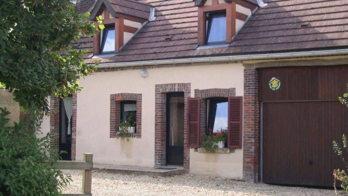 Douchy Cottage | Quiet Cottage near Paris, Sleeps 7, Green Surroundings