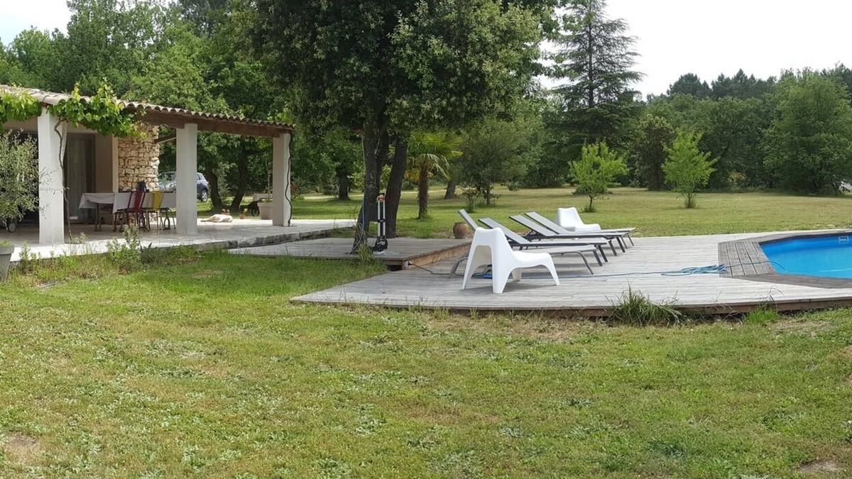 Saint-Quentin-la-Poterie Bed & Breakfast | Quiet, charming "Chambre Blanche" in the heart of a forest