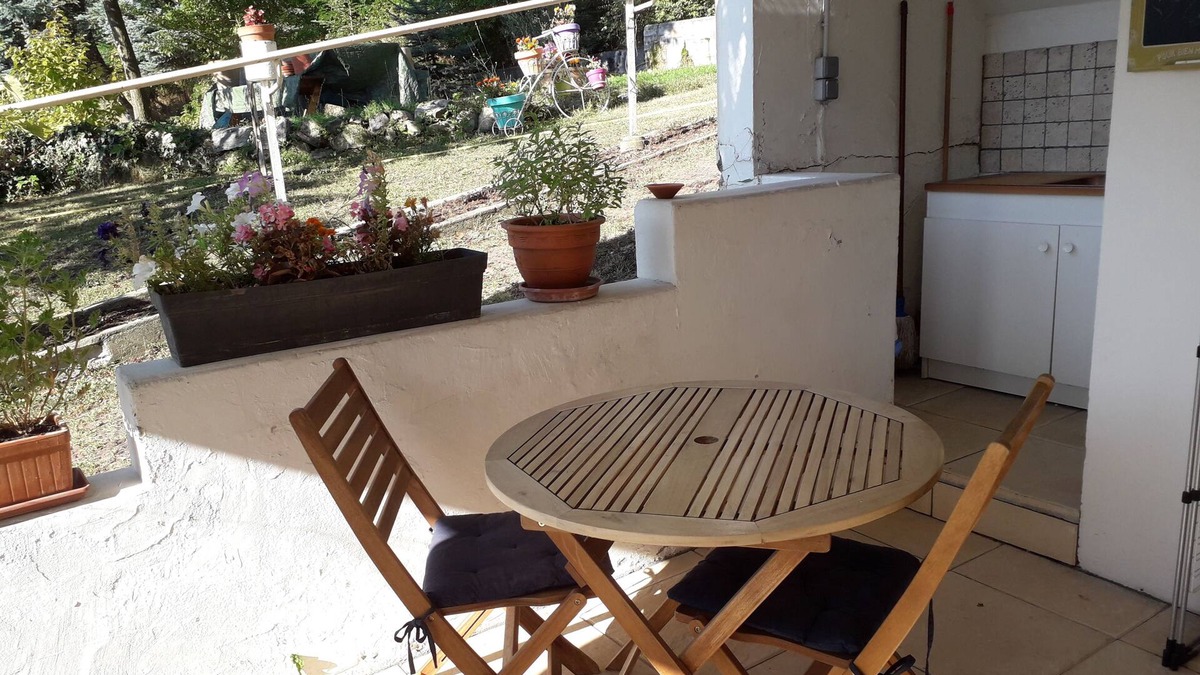 Gap Apartment | Quiet furnished studio, ideal with parking and shops nearby!