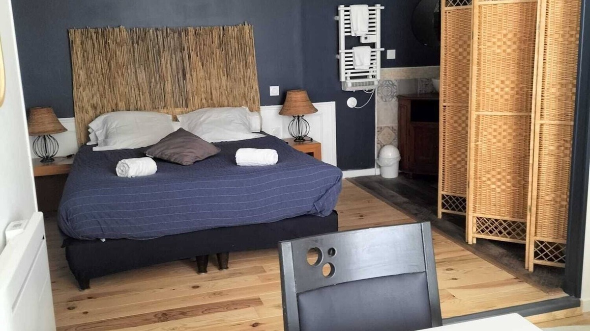Chenay Bed & Breakfast | Quiet guest room for 2 people