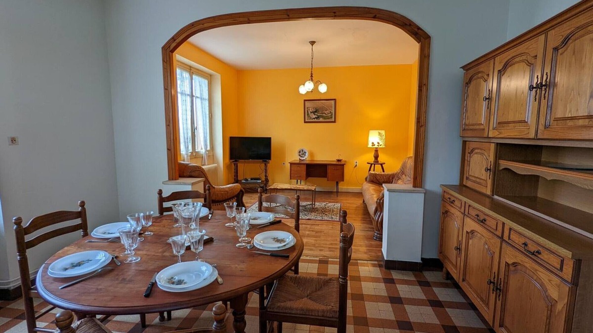 Blanzaguet-Saint-Cybard Cottage | Quiet House with Private Garden and WIFI, Perfect for Family