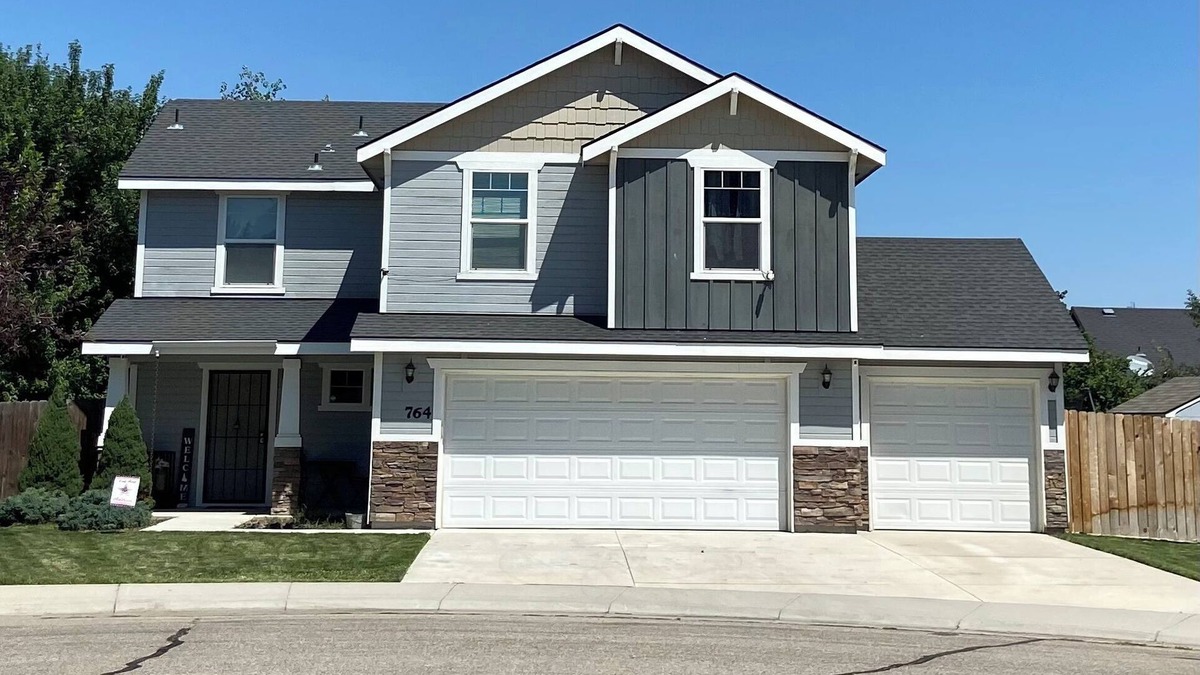 Kuna House | Quiet home w/loft, Hot Tub, Fire Pit