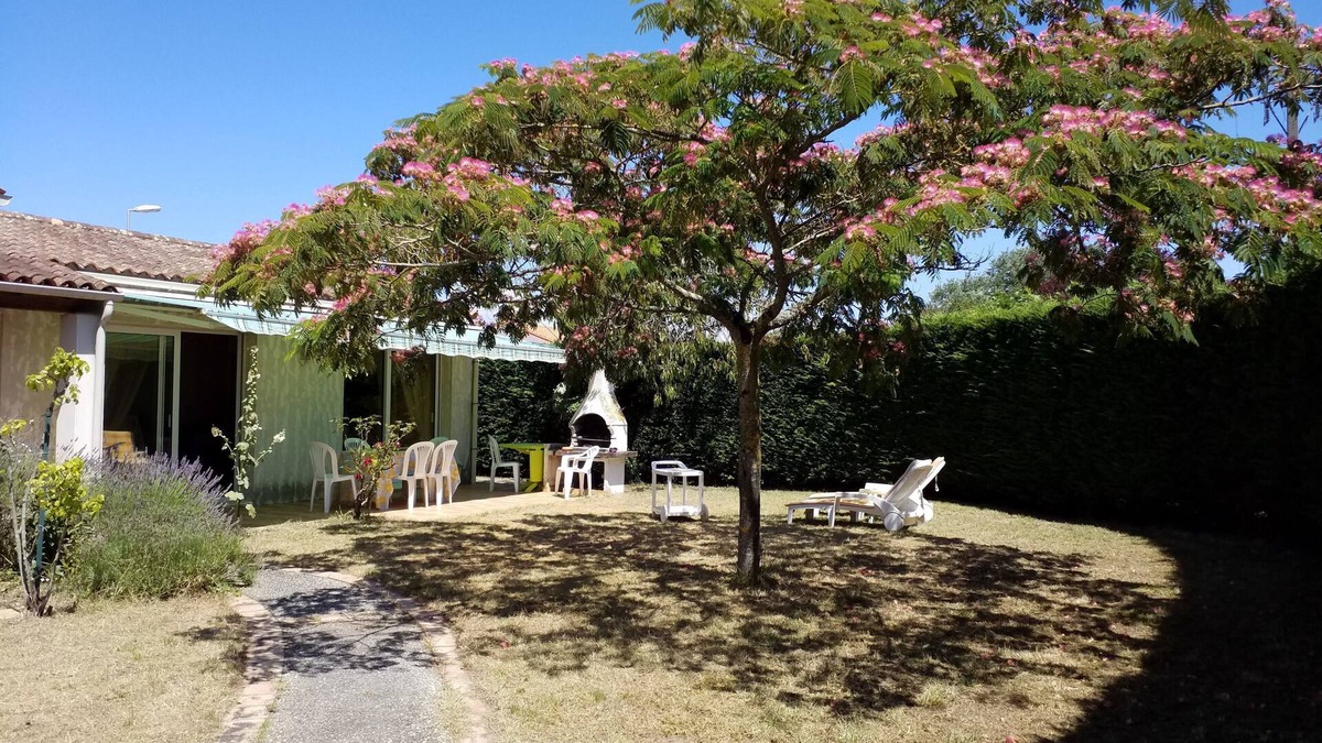 Le Chateau-d'Oleron House | Quiet house with garden