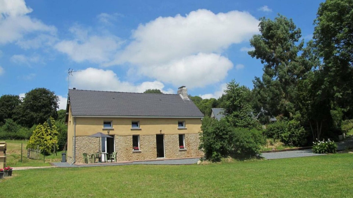 Laulne Cottage | Quiet house with garden and parking near Lessay