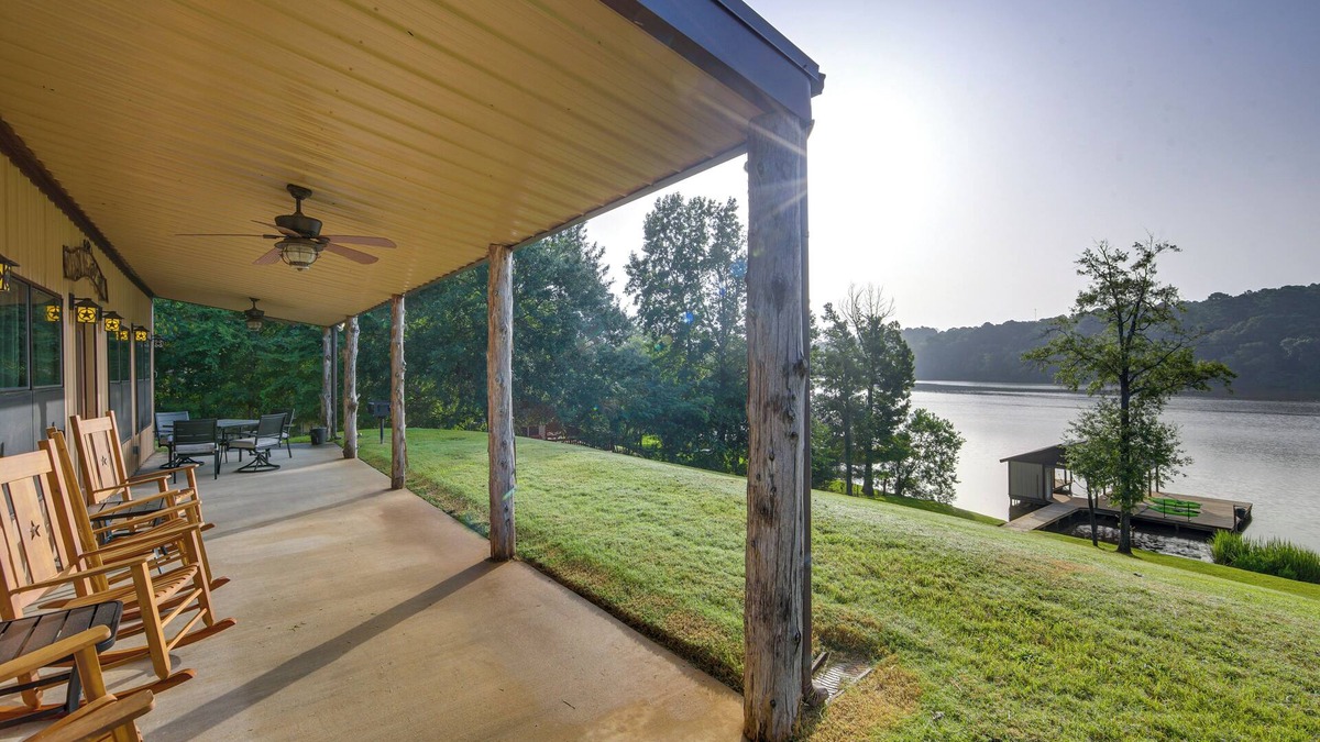 Gladewater House | Quiet Lake Gladewater Getaway w/Dock & Kayaks!