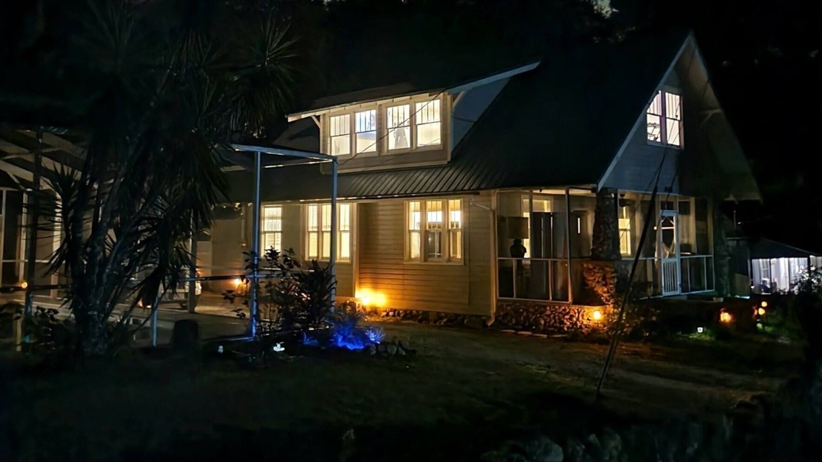 Eastlake Weir House | Quiet Lake house w pool and private beach 15 mins from The Villages.