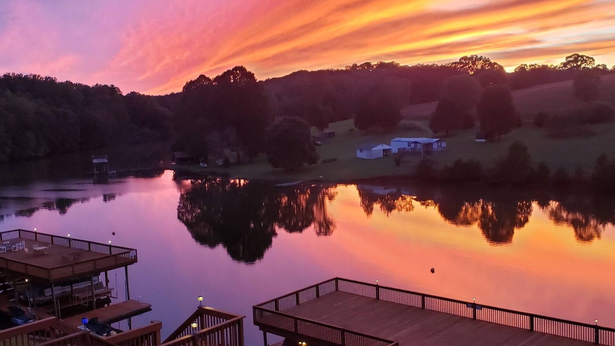 Hardy House | Quiet Lakefront, Family Friendly, Kayaks, Boat Slip & Linens Included!