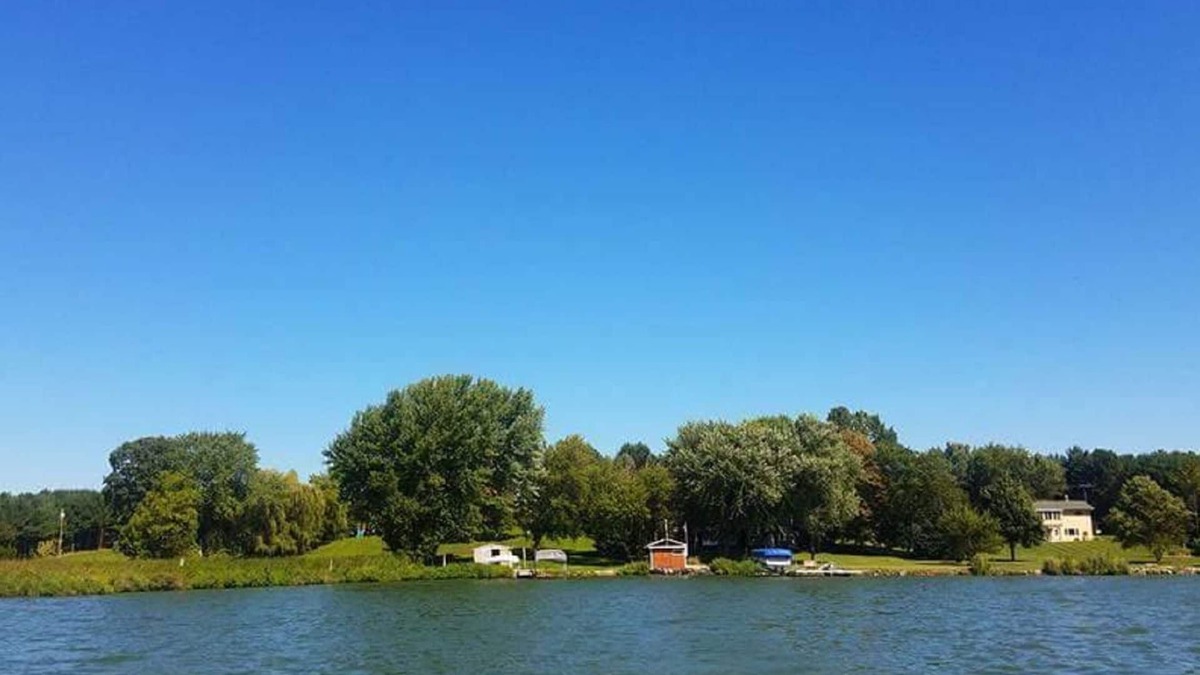 Fox Lake House | Quiet Lakefront home on 5 acres