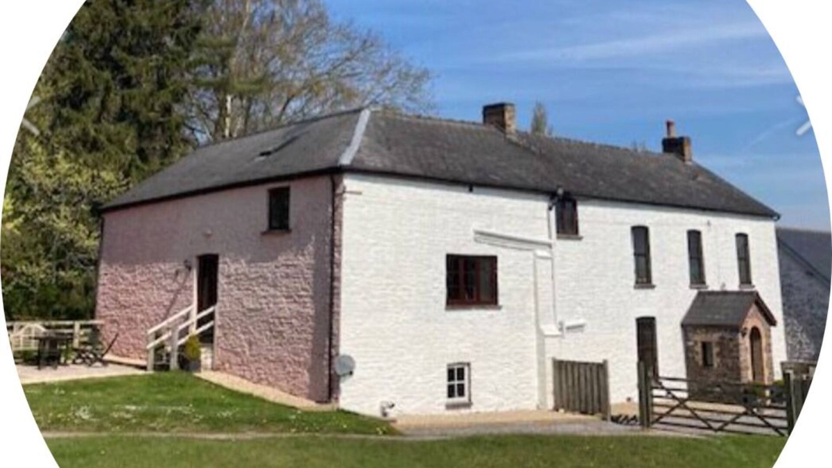 Llanfihangel Tal-y-llyn House | Quiet location, 4 bedroom, 4 bath, barn, six miles Brecon. Dog friendly.