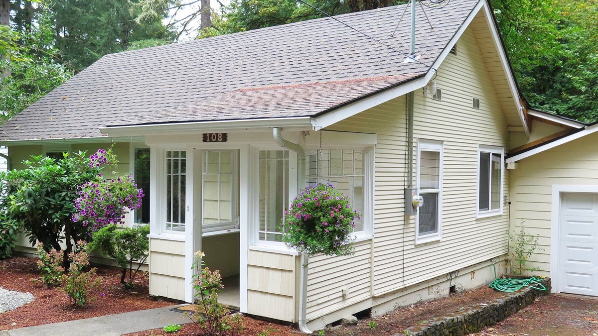 Shelton Cottage | Quiet Location on Greenbelt 1 Mile from City Center - Newly Remodeled - Parking