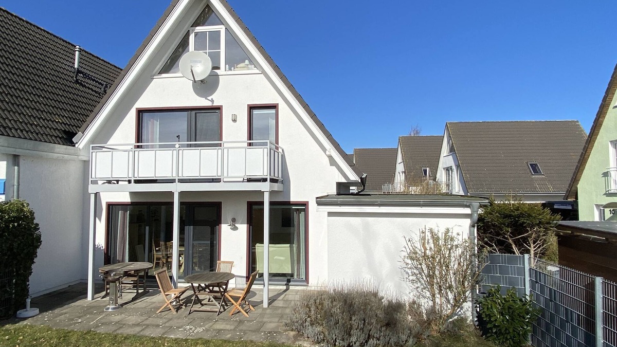 Breege Apartment | Quiet location, vacation apartment with terrace and garden - Ferienhaus Solamar FeWo EG